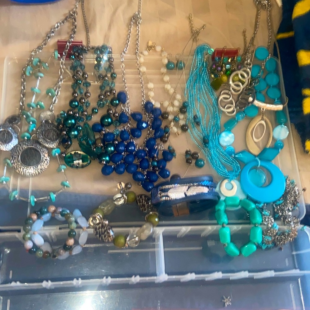BUNDLE OF ASSORTED VINTAGE JEWELRY - Picture 1 of 13